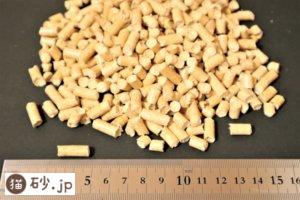 パインウッドのペレットのサイズ