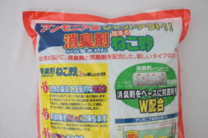 消臭剤から生まれたねこ砂（裏面の説明上部）