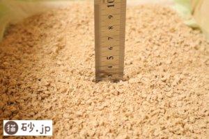 シートいらずの天然ひのき消臭チップ（砂の深さ）