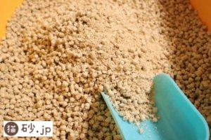 シートいらずの天然ひのき消臭チップ（未使用時の砂の粒感）