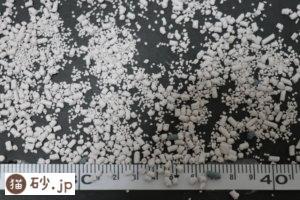 上から猫トイレ用猫砂（砂の色・形・サイズ）