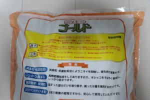 Pet'sOne 固まる猫砂　ゴールド（パッケージ説明上部）