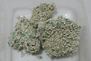 ニオイをとる砂の固まり断面